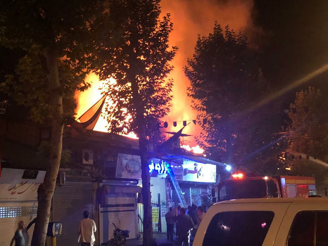 حریق شدید در فومن/ چندین مغازه در آتش سوخت
