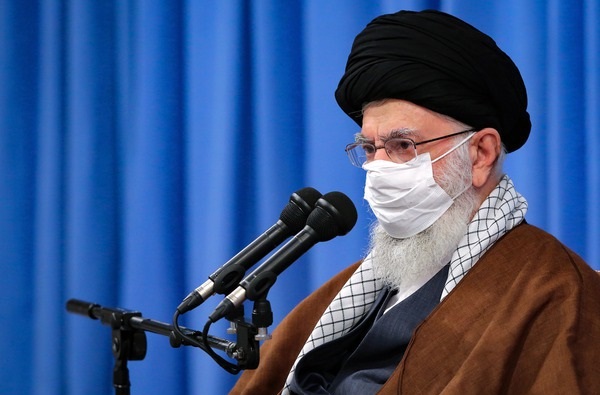 امام خامنه‌ای به جوانان فرانسه: از رئیس‌جمهور خود بپرسید چرا تردید در هولوکاست جرم است توهین به پیامبر آزاد؟