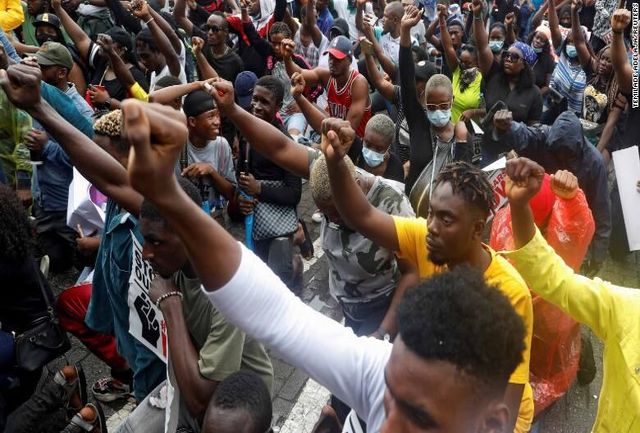 معترضان در نیجریه فرودگاه بین‌المللی لاگوس را مسدود کردند