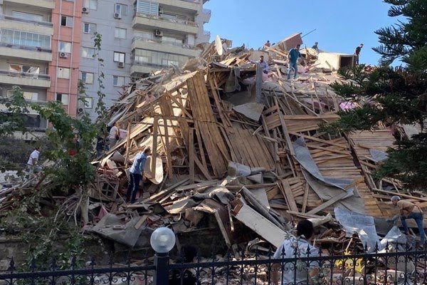 زلزله شدیدی با قدرت ۶.۶ ریشتر در ازمیر ترکیه / تخریب کامل بعضی از ساختمان ها