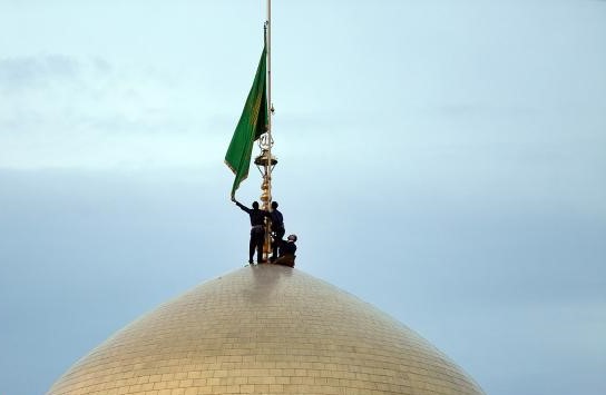 پرچم سبز رضوی بر فراز گنبد منور امام رضا(ع) برافراشته شد + فیلم