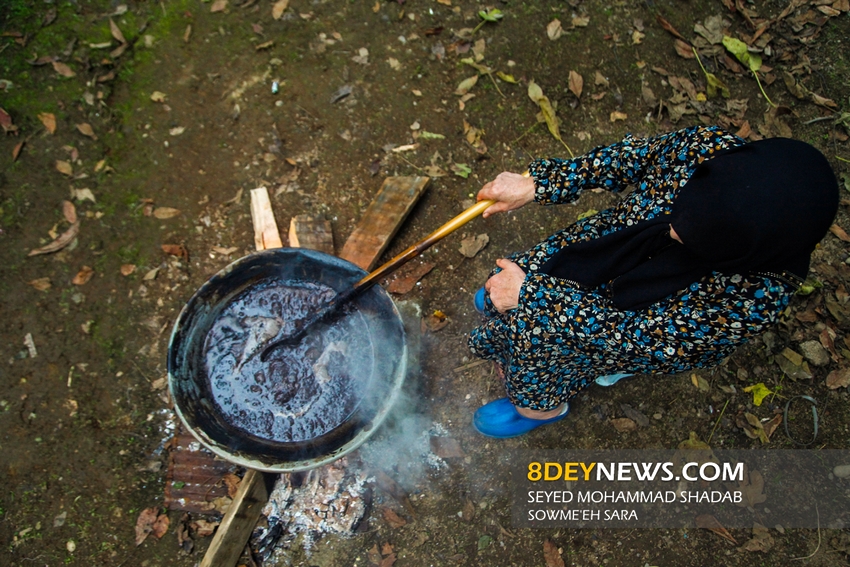 گزارش تصویری/ طرز تهیه رب انار به روش سنتی در صومعه سرا