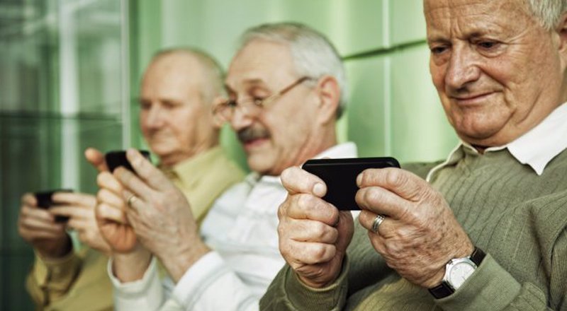 تاثیر استفاده از گوشی‌های هوشمند بر افسردگی سالمندان!