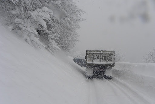 نجات خودروهای گرفتار در برف در ماسال + فیلم