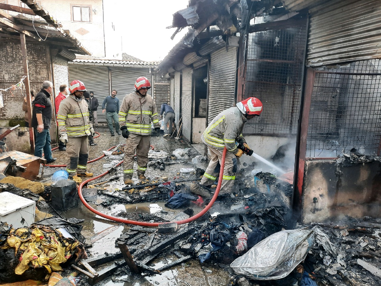 آتش سوزی ۳واحد تجاری در بازار پردسر لاهیجان