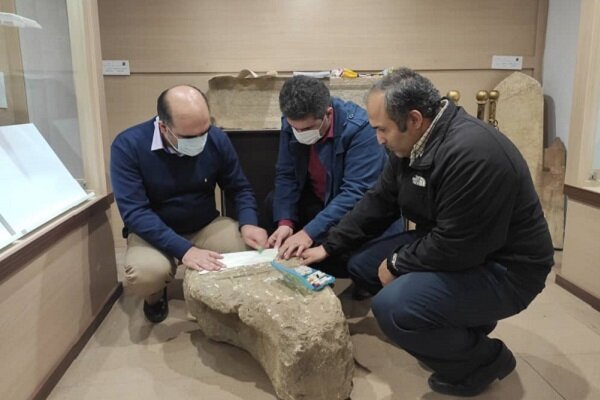 سنگ قبر تاریخی کشف شده در منطقه قلعه رودخان فومن بازخوانی شد
