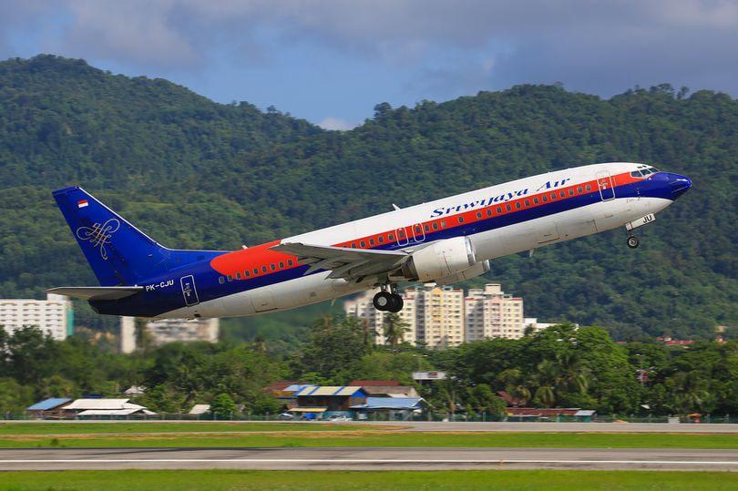 هواپیمای مسافربری در آسمان ناپدید شد/ اجزای بدن انسان و قطعات هواپیما در آب‌های منطقه خلیج اندونزی یافت شده 