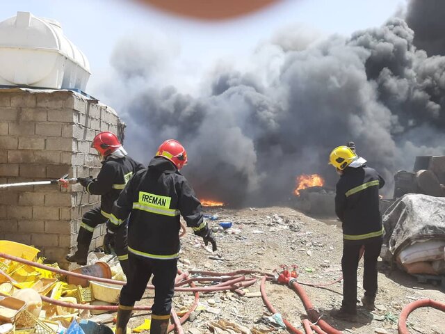 عملیات ۷۷ تن از آتش نشانان در پی آتش سوزی انبار ضایعات و انبار تخلیه بار در رشت