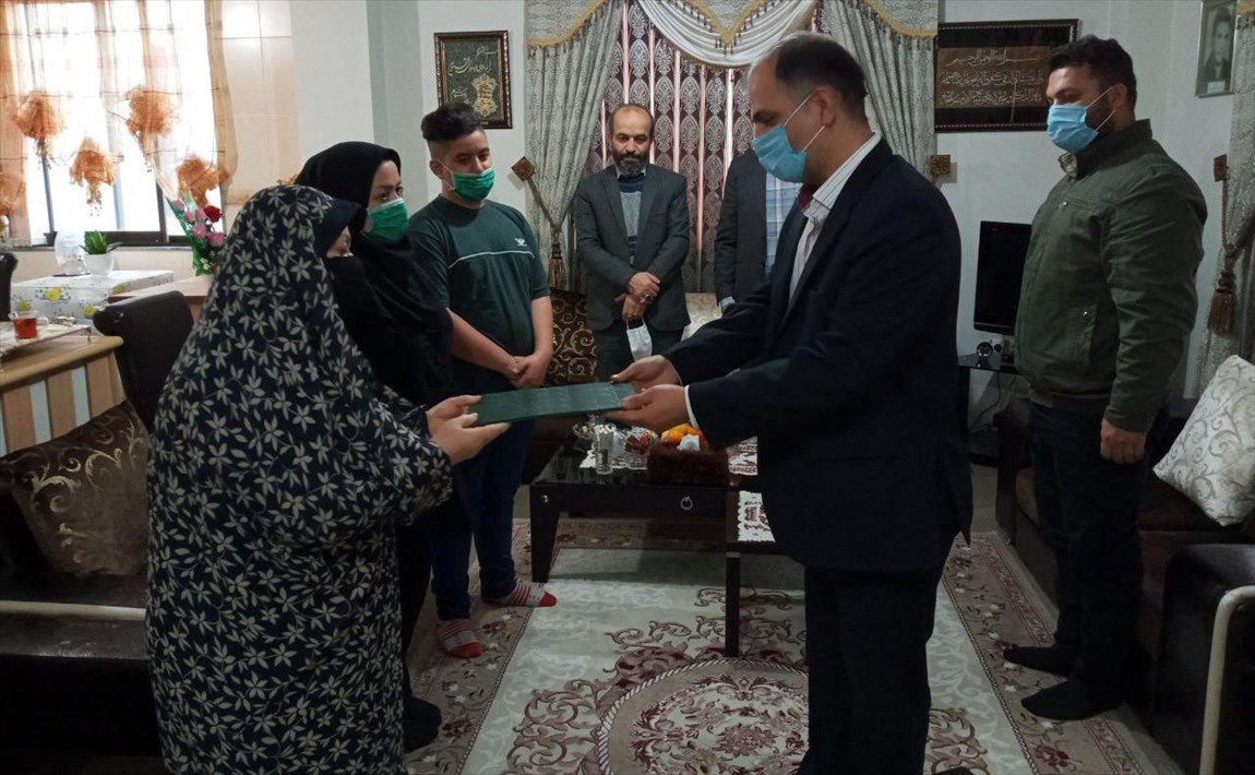 دیدار مسئولان دانشگاه آزاد اسلامی با خانواده شهید واقعه ۵۸ انزلی