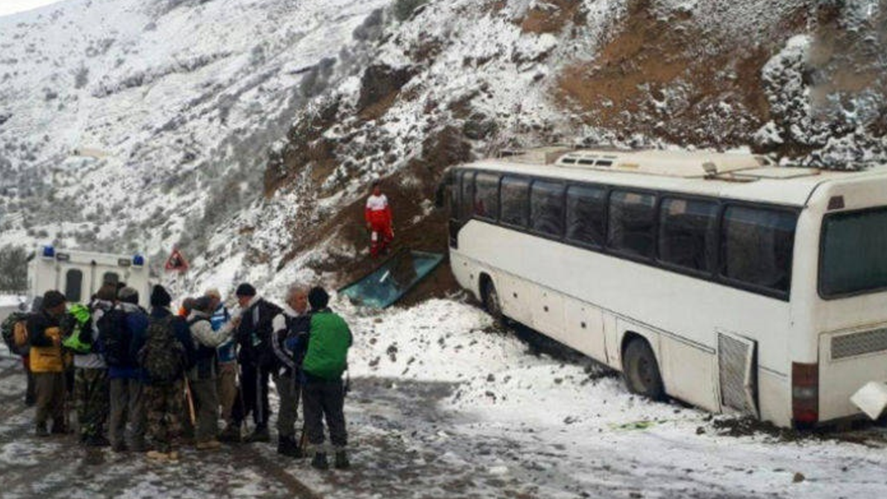 برخورد اتوبوس به کوه در گردنه حیران/ ۷ نفر مصدوم شدند