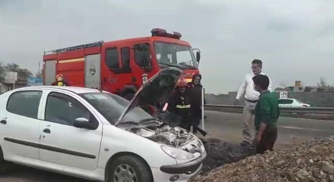 آتش سوزی خودروی سواری و مهار آن توسط یک شهروند در رشت