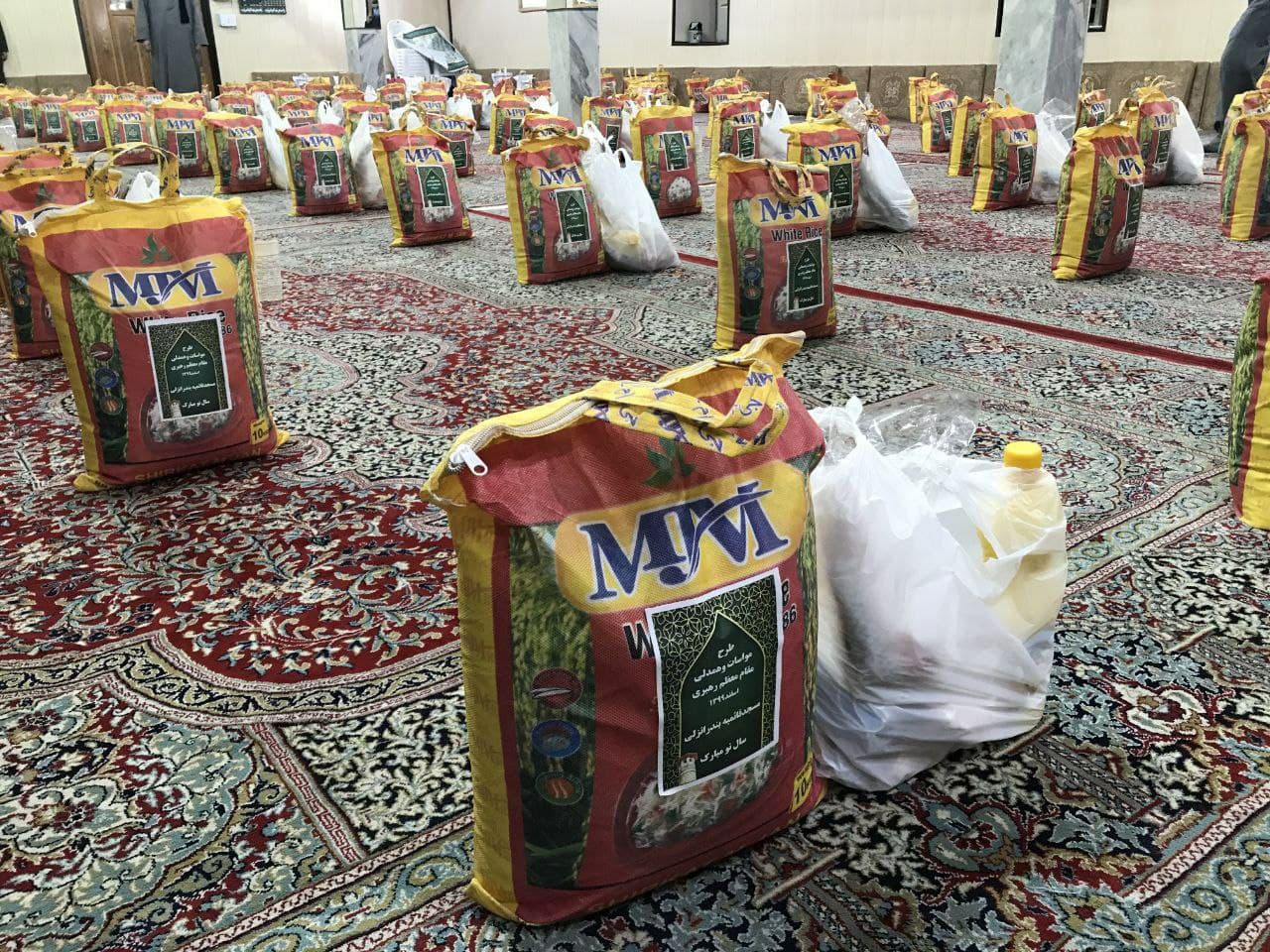 توزیع بسته‌های معیشتی بین نیازمندان توسط خیّران مسجد قائمیه(عج) بندرانزلی + عکس