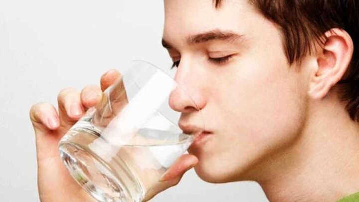 فواید بی‌نظیر نوشیدن آب ولرم برای سلامتی انسان