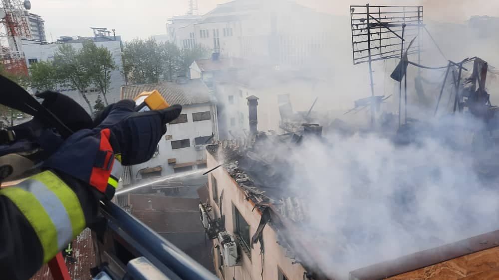 نجات ۸ شهروند گرفتار در آتش‌سوزی مجتمع پزشکی در گلسار رشت + فیلم