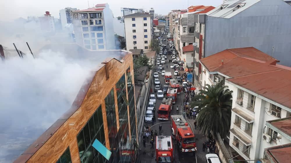 آتش‌سوزی شدید یک مجتمع پزشکی در گلسار رشت + فیلم و عکس