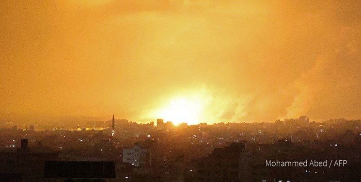 نوار غزه زیر بمباران ۱۶۰ جنگنده اسرائیلی/ شلیک ۲۰۰۰ موشک و راکت به صهیونیست‌ها
