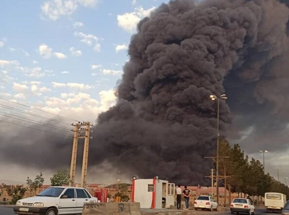 جزئیات جدید از آتش‌سوزی مهیب در کارخانه الکل قم| اعلام وضعیت بحرانی در منطقه | حضور ۱۰۰ آتش نشان برای مهار حریق