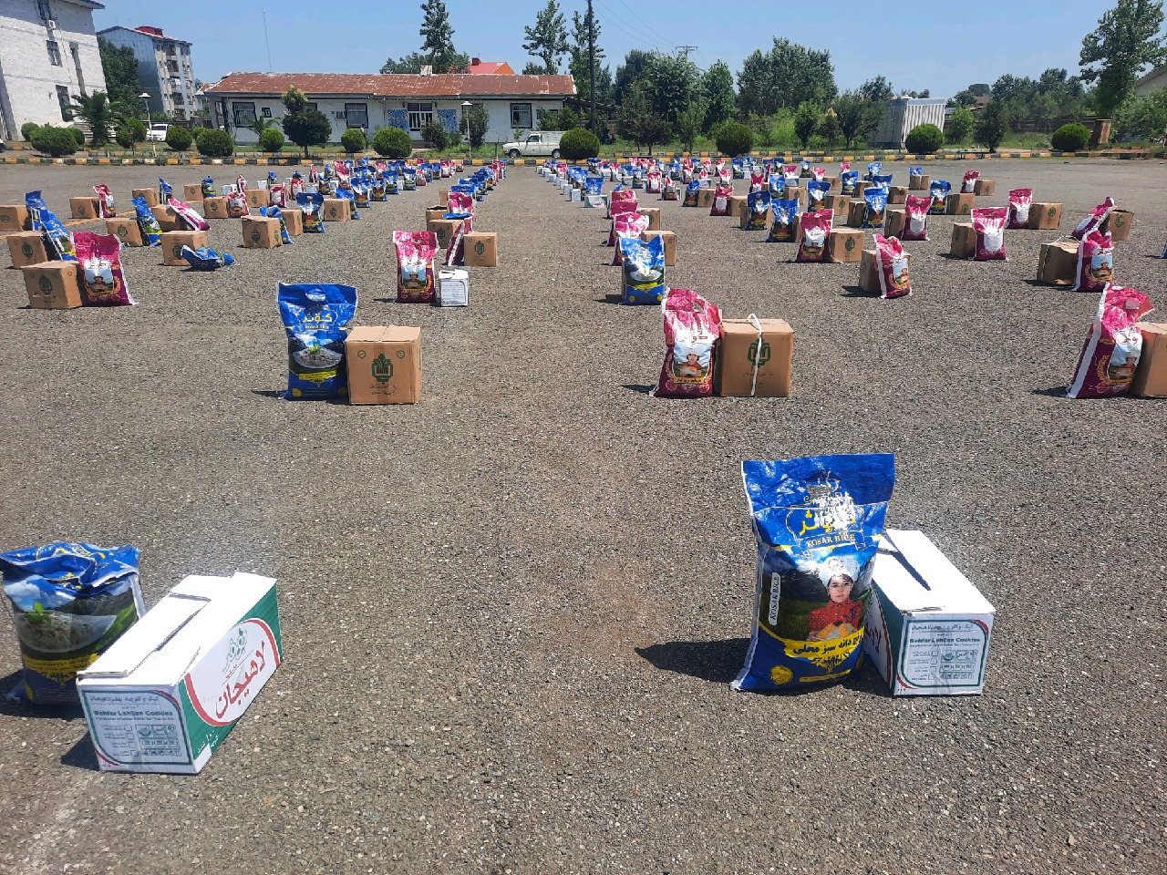 توزیع بسته‌های کمک معیشتی در لاهیجان