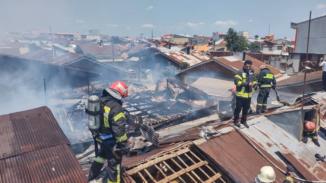 آتش‌سوزی دو باب خانه ویلایی در سلیمانداراب رشت + تصاویر
