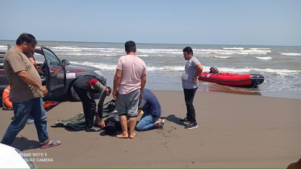 نجات جوان ۲۵ ساله از غرق شدن در دریای کاسپین