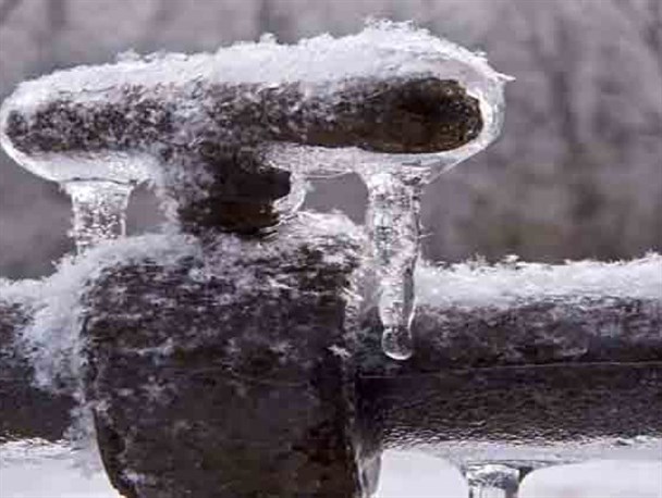 کاهش دما در گیلان/ پوشاندن کنتور آب برای جلوگیری از یخ زدگی لوله‌های آب