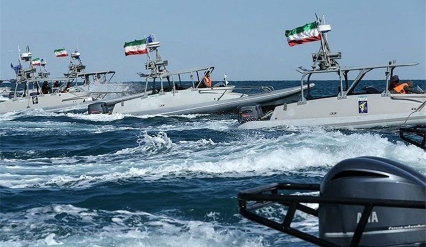 برخورد قاطع سپاه با ناو جنگی آمریکا در آب‌های جنوبی ایران + فیلم
