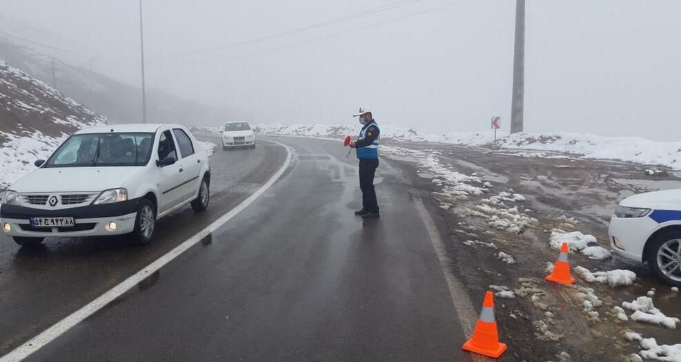ممانعت پلیس از تردد خودروهای فاقد زنجیر چرخ در محورهای برفی