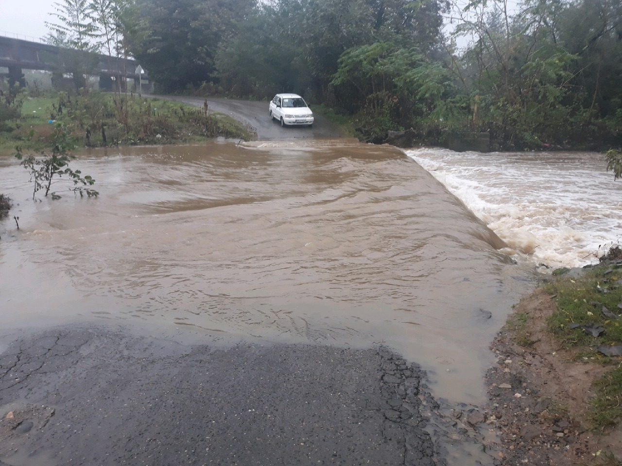 قطع راه ارتباطی ۲ روستا در فومن در پی بارش سیل آسای باران
