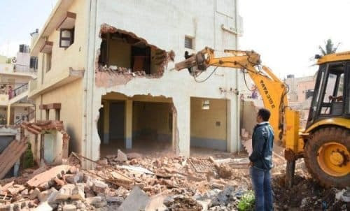 ساختمان وزارت نیرو در بستر رودخانه چالوس تخریب شد