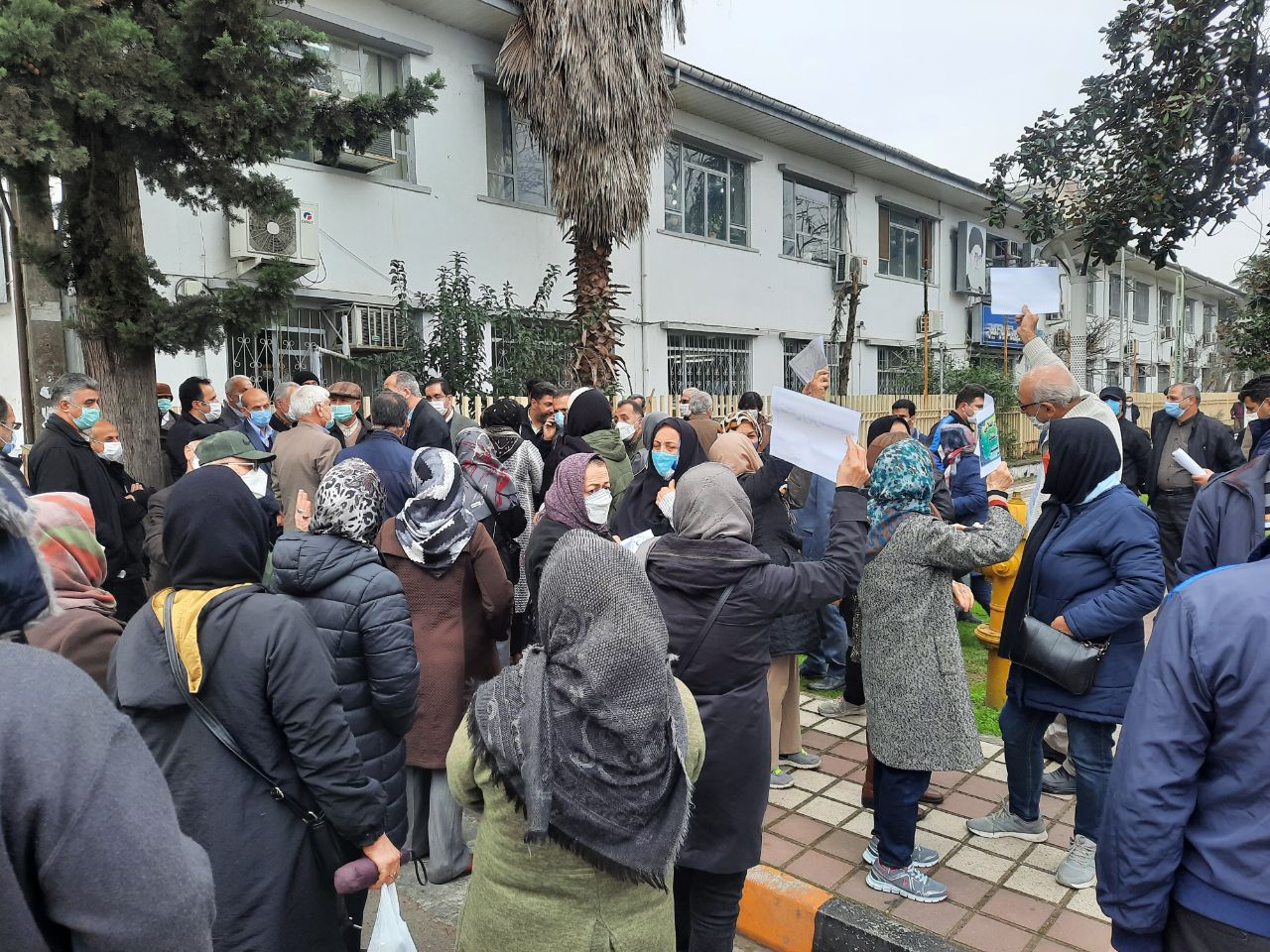 تجمع تعدادی از فرهنگیان لاهیجانی در اعتراض به نحوه اجرا شدن طرح رتبه بندی معلمان