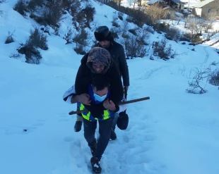 امدادرسانی به مادری ۶۰ ساله در مناطق کوهستانی دیلمان