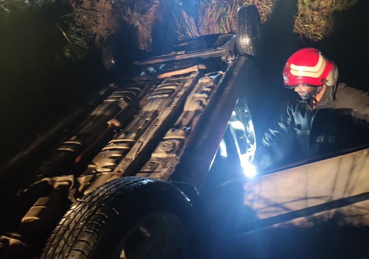 واژگونی خودروی سواری در مسکن مهر رشت
