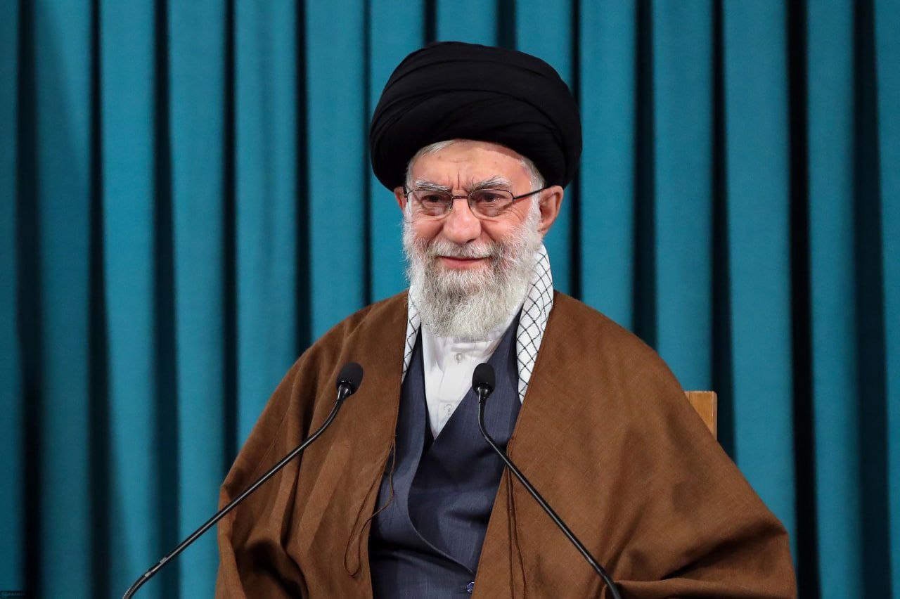 رهبر انقلاب: بگذارید دشمنان از امیدواری ملت ایران به خشم بیایند