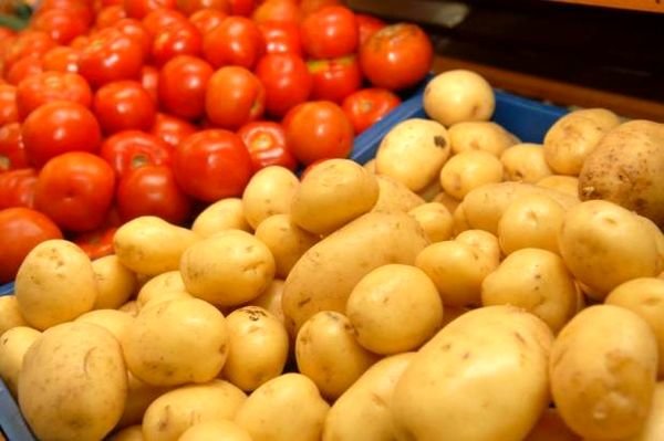 کاهش قیمت گوجه فرنگی و سیب زمینی