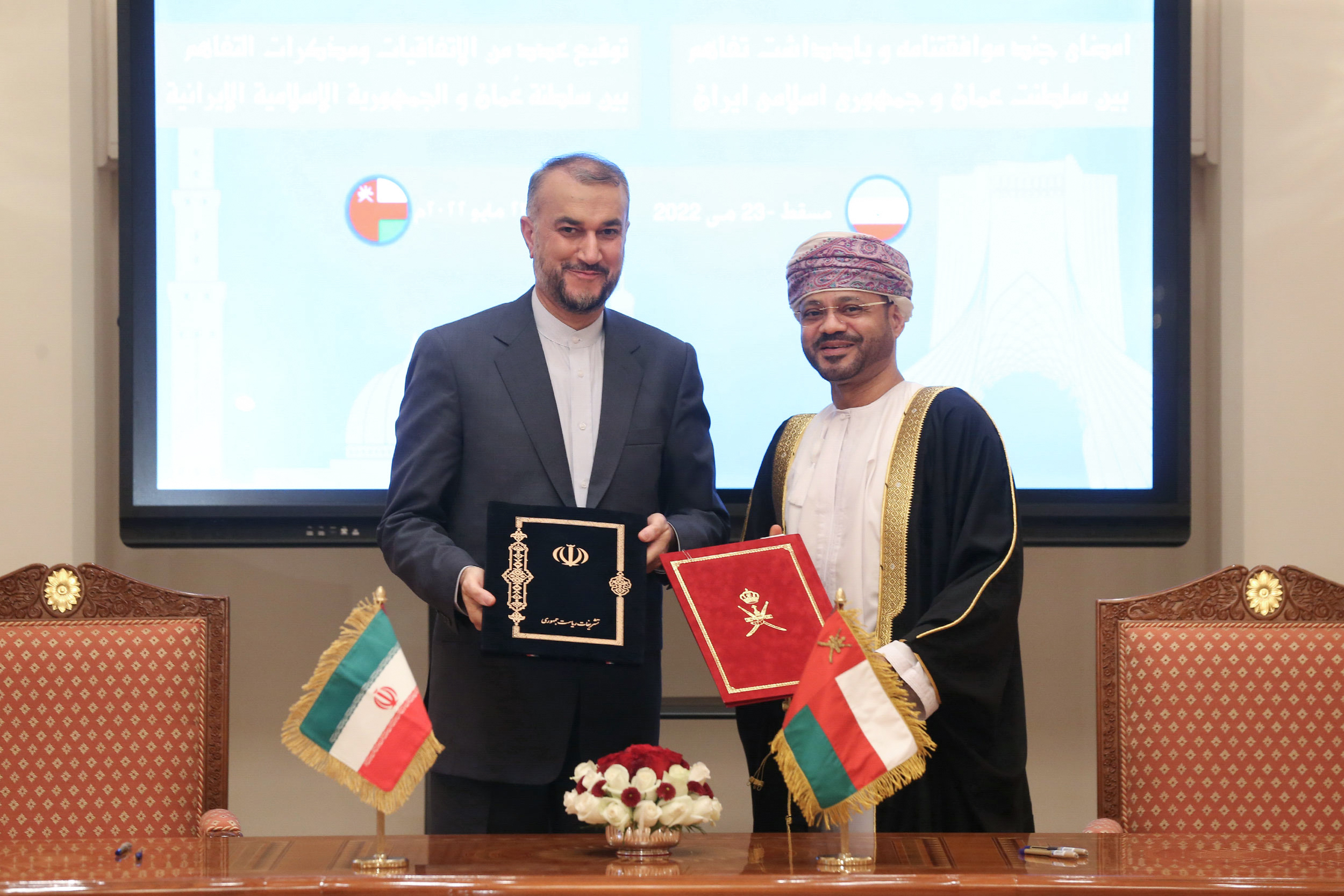امضای ۱۲ سند همکاری بین ایران و عمان