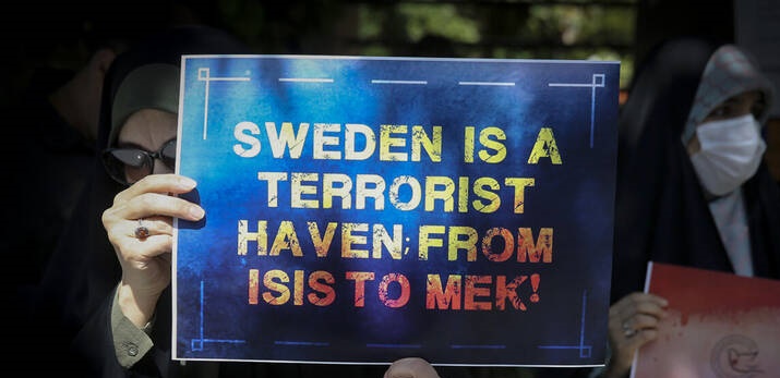 عکس/ تجمع اعتراضی مردمی مقابل سفارت سوئد