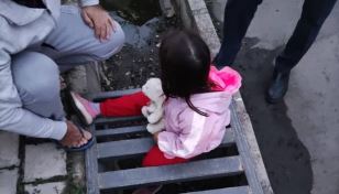 گیر کردن پای کودک در محافظ جوی آب در رشت