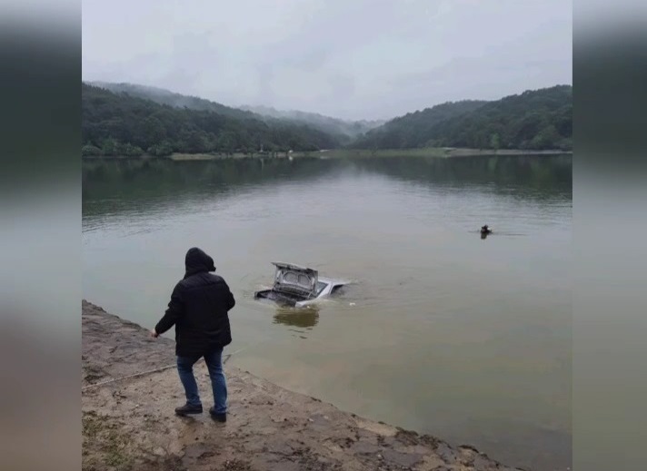 سقوط خودروی سواری در دریاچه سقالکسار