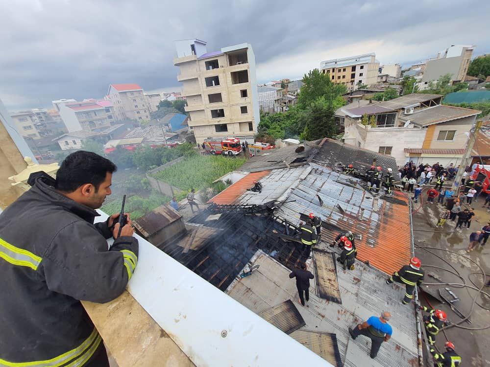 آتش‌سوزی هواکش سرویس بهداشتی در رشت حادثه‌ساز شد + عکس و فیلم