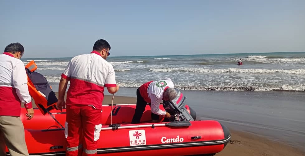 نجات جوان ۳۴ ساله از غرق شدن در دریای انزلی