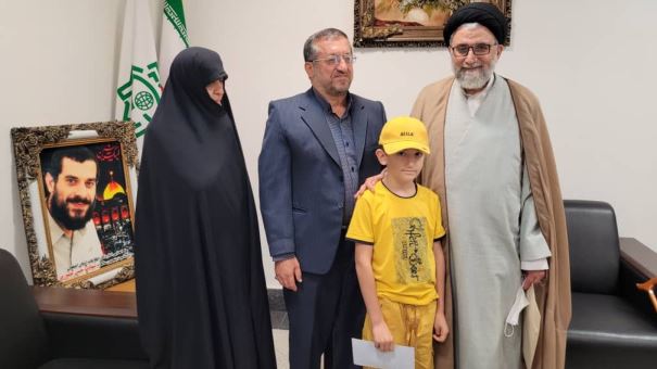 وزیر اطلاعات با خانواده شهید “حسن عشوری” دیدار کرد