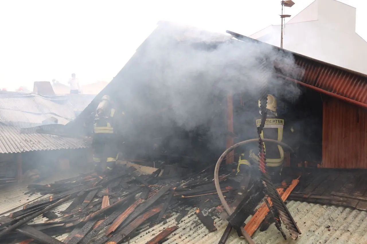 آتش‌سوزی سقف ۳ خانه ویلایی در رشت+ عکس و فیلم