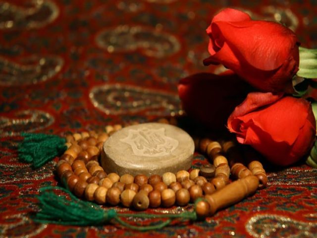 اقامه نماز آیت‌الله رمضانی بر پیکر مادر شهید رجب‌پور