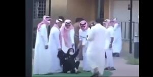 حمله وحشیانه نیروهای امنیتی سعودی به دختران بی‌سرپرست+ فیلم