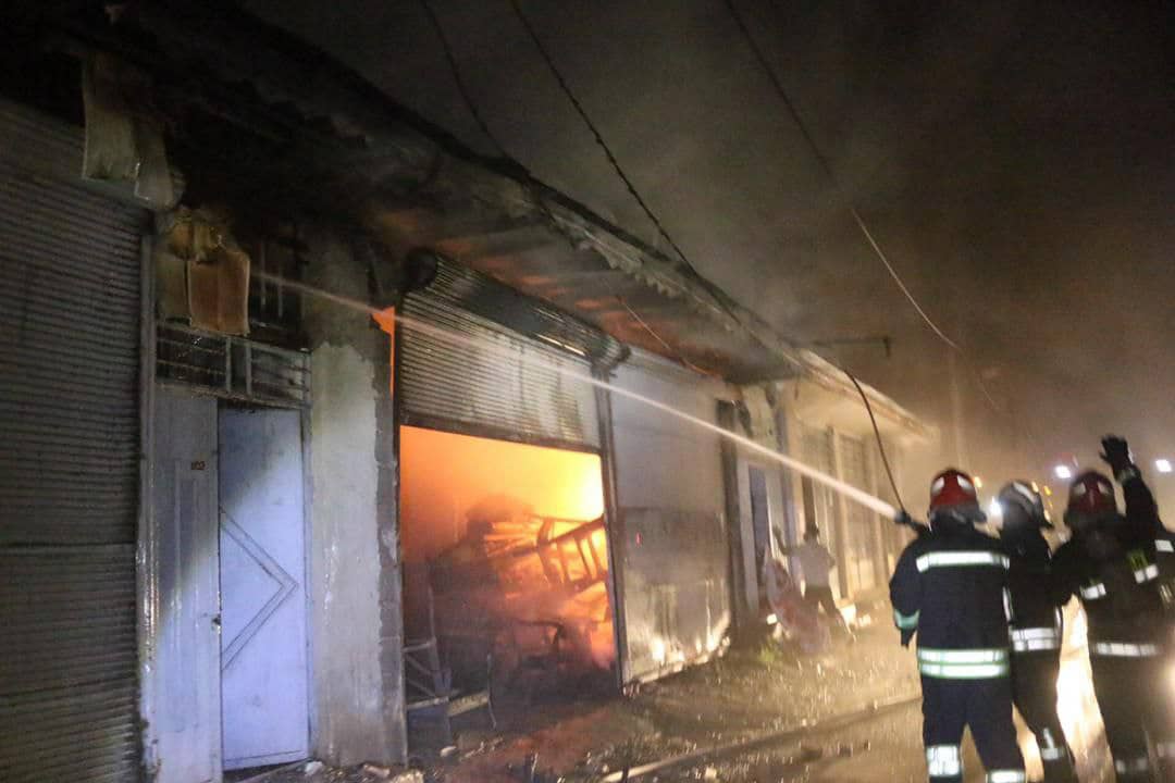 مهار آتش سوزی یک کارگاه مبل سازی در رشت