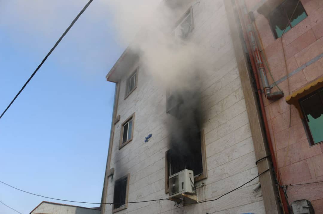 مهار آتش سوزی یک آپارتمان در رشت/ علت حادثه: اتصال در سیستم سیم کشی برق کولر + عکس