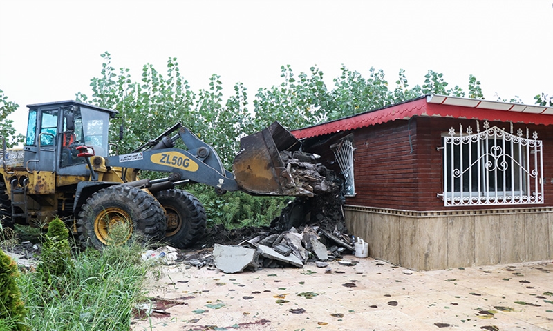 تخریب سازه‌های غیرمجاز در اراضی تالاب بین المللی انزلی+ تصاویر