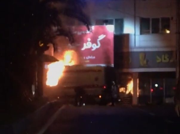 به آتش کشیدن شعبه بانک پاسارگاد در رشت توسط اغتشاش گران+ فیلم