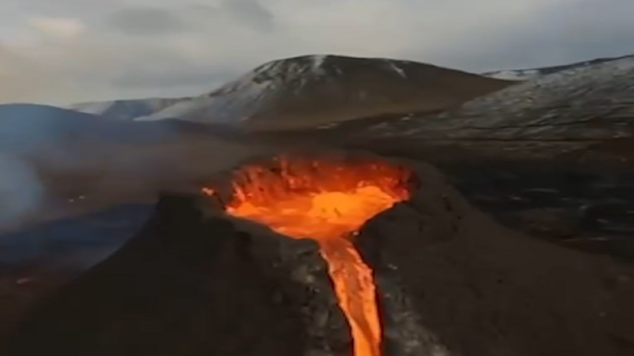 نمای نزدیک کوادکوپتر از آتشفشانی در حال فوران+ فیلم