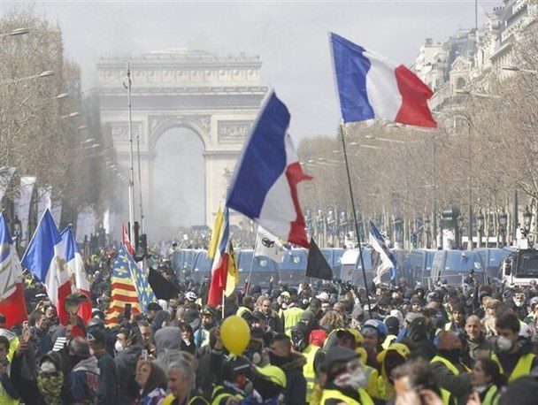 فیلم| معترضان در پاریس خواستار استعفای ماکرون شدند